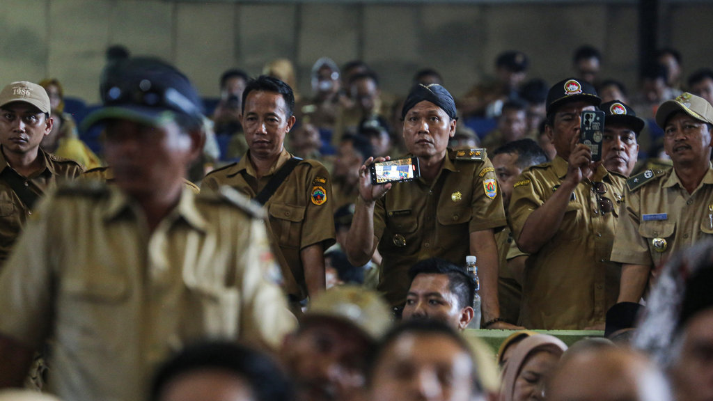 Sejumlah kepala daerah merekam kegiatan Peluncuran Koperasi Desa/Kelurahan dan Dialog Percepatan Musyawarah Desa/Kelurahan Merah Putih di Jawa Tengah di Holy Stadium, Semarang, Jawa Tengah, Selasa (6/5/2025). ANTARA FOTO/Makna Zaezar/Spt. Peluncuran Koperasi Desa/Kelurahan Merah Putih di Jawa Tengah