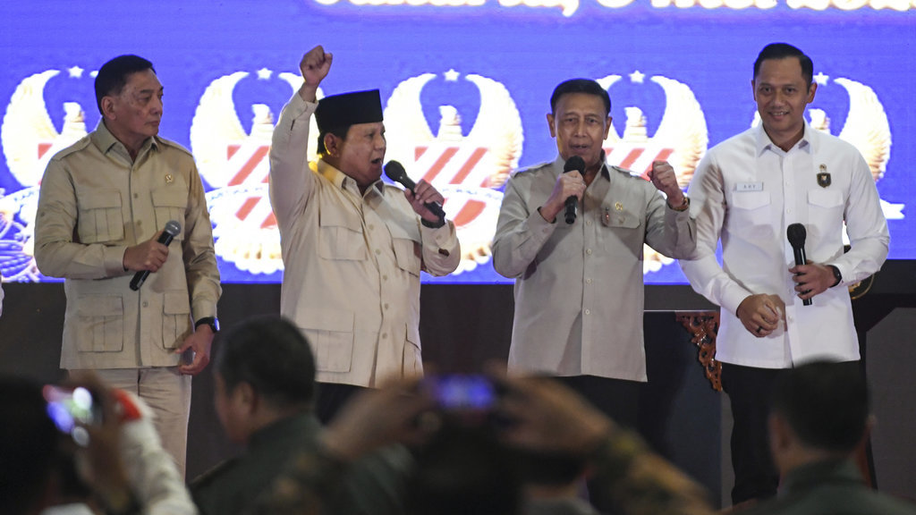 Presiden Prabowo Subianto (kedua kiri) bersama Penasihat Khusus Presiden Indonesia Bidang Politik dan Keamanan Wiranto (kedua kanan), Menteri pertahanan Sjafrie Sjamsoeddin (kiri) dan Menteri Koordinator Bidang Infrastruktur dan Pembangunan Kewilayahan Agus Harimurti Yudhoyono (kanan) bernyanyi saat menghadiri halal bihalal Persatuan Purnawirawan TNI Angkatan Darat (PPAD) di Jakarta, Selasa (6/5/2025). Halal bihalal yang diikuti oleh 1.210 purnawirawan TNI dan Polri itu digelar sebagai ajang silaturahmi antar purnawirawan. ANTARA FOTO/Hafidz Mubarak A/Spt. Presiden hadiri halal bihalal purnawirawan