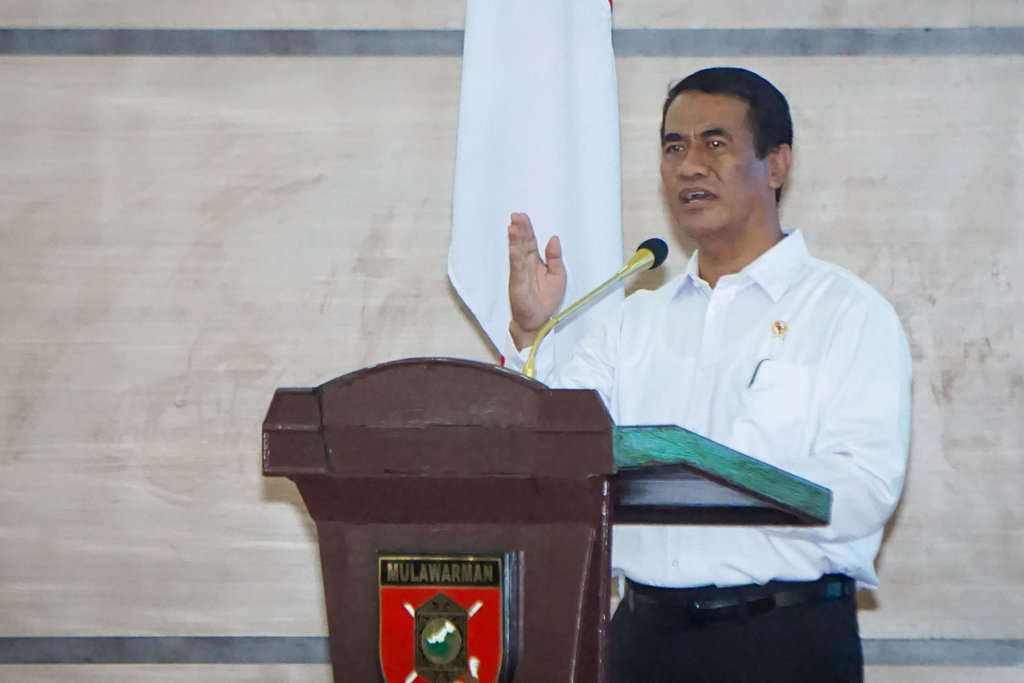 Menteri Pertanian Andi Amran Sulaiman memberikan arahan saat Rapat Koordinasi Percepatan Swasembada Pangan di Balikpapan, Kalimantan Timur, Kamis (8/5/2025). ANTARA FOTO/Aditya Nugroho/rwa. Rakor Percepatan Swasembada Pangan di Kalimantan Timur