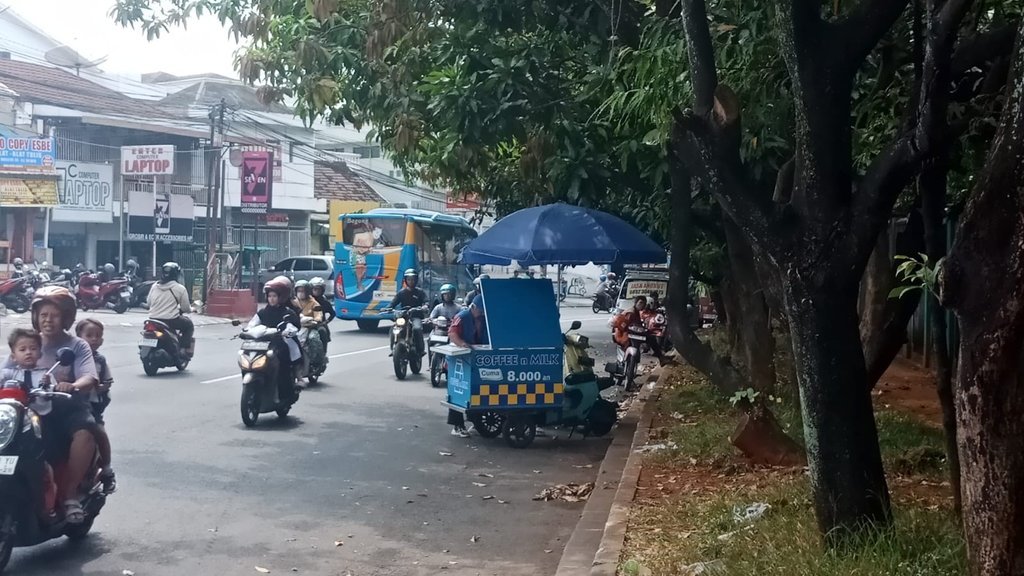 Beberapa kopi gerobak telah terlihat sejak pagi di sepanjang jalan area gerbang belakang UNS. tirto.id/Adisti Daniella Kopi Gerobak Keliling