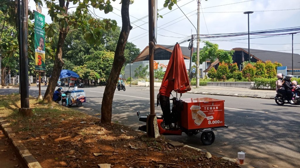 Beberapa kopi gerobak telah terlihat sejak pagi di sepanjang jalan area gerbang belakang UNS. tirto.id/Adisti Daniella Kopi Gerobak Keliling