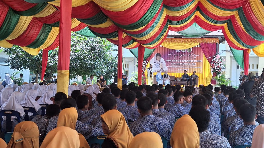 Wamendiktisaintek, Stella Christe, di SMA 10 Fajar Harapan Banda Aceh, Provinsi Aceh, Kamis (8/5/2025). tirto.id/ Zuhri Noviandi Sekolah Unggul Garuda Transformasi di Indonesia