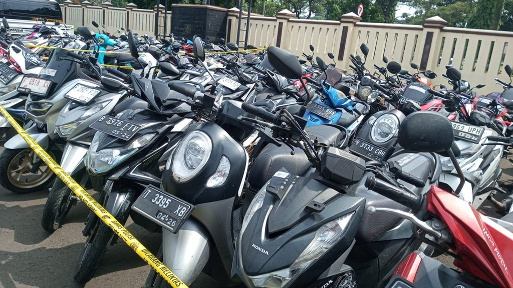 Ratusan sepeda motor hasil rampasan preman berkedok matel yang diamankan polisi di Mako Polres Bogor (Gunawan | Bogor24Update) pelaku mata elang di Bogor