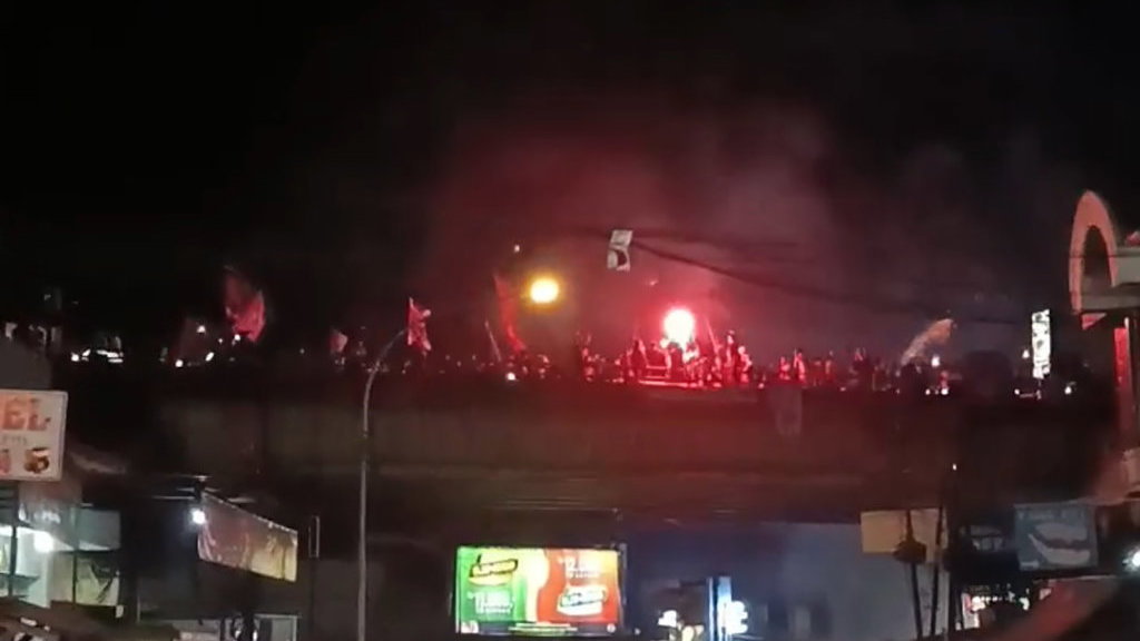 Bobotoh Subang menyalakan flare diatas Fly Over Pamanukan. Foto/Subanginfo Bobotoh di Subang