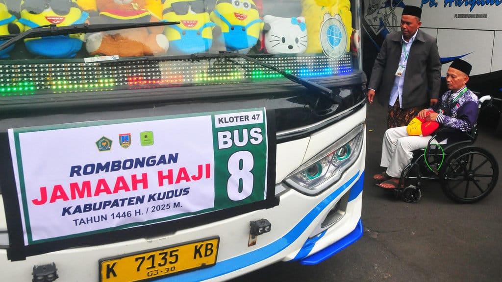 Seorang calon haji bersiap memasuki bus saat pelepasan dan pemberangkatan di halaman Pendopo Kabupaten Kudus, Jawa Tengah, Selasa (13/5/2025). Sebanyak 1.416 calon haji kloter 46, 47, 48, 49, dan 50 dari Kabupaten Kudus diberangkatkan secara bertahap menuju Asrama Haji Donohudan Boyolali dan selanjutnya diterbangkan menuju Tanah Suci. ANTARA FOTO/Yusuf Nugroho/tom. Pemberangkatan jamaah calon haji asal Kudus