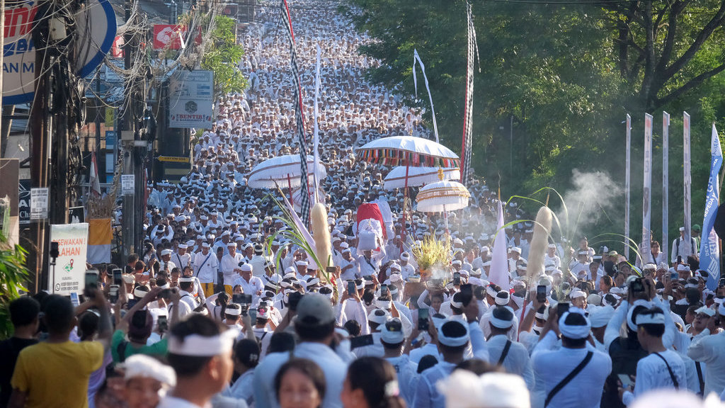 Ribuan umat Hindu beriring-iringan berjalan kaki menuju Pura Uluwatu saat rangkaian upacara Masupati Sesuhunan Ida Bhatara Dewa Ayu di Badung, Bali, Minggu (11/5/2025). ANTARA FOTO/Nyoman Hendra Wibowo/agr Upacara sakral desa adat Jimbaran di Bali