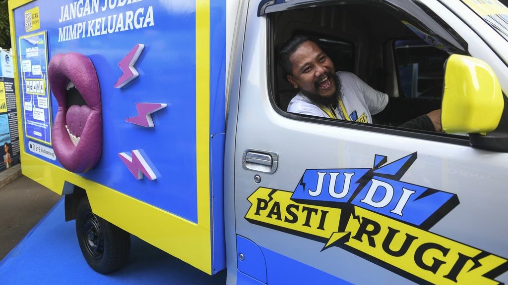 Pengemudi bersiap mengendarai mobil Judi Pasti Rugi Keliling di Jakarta, Kamis (15/5/2025). ANTARA FOTO/Hafidz Mubarak A/Spt. Peluncuran mobil judi pasti rugi keliling
