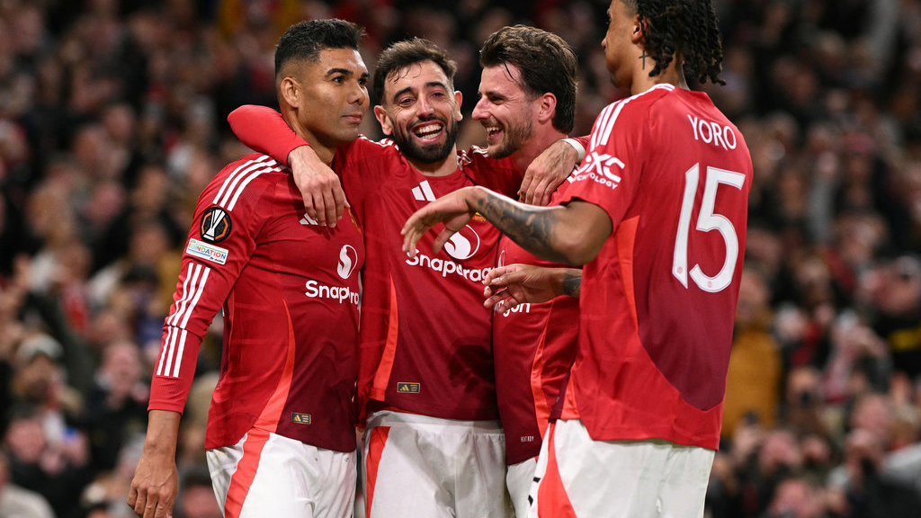 Gelandang Manchester United Casemiro, Bruno Fernandes, Mason Mount dan bek tengah Lenny Yoro merayakan gol kemenangan Manchester United dalam pertandingan leg kedua semifinal Liga Europa antara Manchester United dan Athletic Club Bilbao di Stadion Old Trafford, Manchester, Inggris, Kamis (8/5/2025). (Photo by Oli SCARFF / AFP) Manchester United