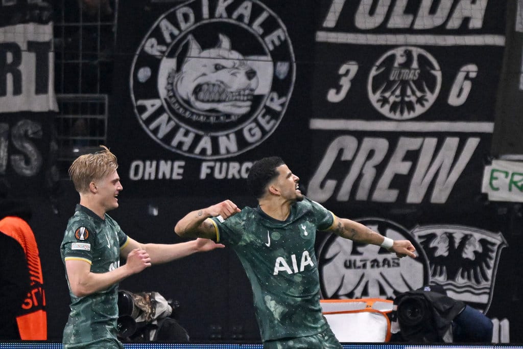 Pemain depan Tottenham Hotspur asal Inggris bernomor punggung 19 Dominic Solanke (kanan) merayakan gol pertama timnya dalam pertandingan leg kedua perempat final Liga Europa UEFA antara Eintracht Frankfurt dan Tottenham Hotspur di Frankfurt am Main, Jerman Barat pada tanggal 17 April 2025. (Foto oleh Kirill KUDRYAVTSEV / AFP) Tottenham Dominic Solanke