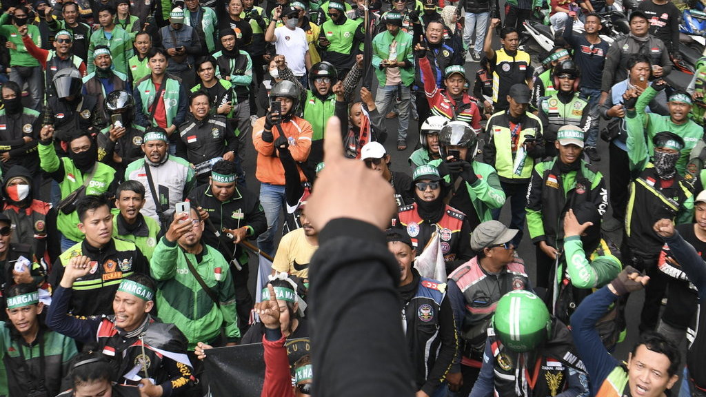 Sejumlah pengemudi ojek daring (ojol) melakukan aksi demonstrasi di kawasan Patung Kuda, Jakarta, Selasa (20/5/2025). Dalam aksinya mereka menutut aplikator untuk menurunkan potongan komisi menjadi 10 persen dan juga mendesak pemerintah untuk menerbitkan UU Transportasi Online Indonesia. ANTARA FOTO/Muhammad Adimaja/foc. Aksi demonstrasi ojek daring