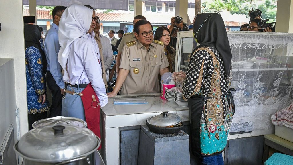 Gubernur Provinsi DKI Jakarta Pramono Anung (tengah) meninjau menu makanan yang dijual di Kantin Sehat SMKN 57 Jakarta, Selasa (20/5/2025). ANTARA FOTO/Sulthony Hasanuddin/foc. Gubernur DKI Jakarta tinjau Kantin Sehat di sekolah
