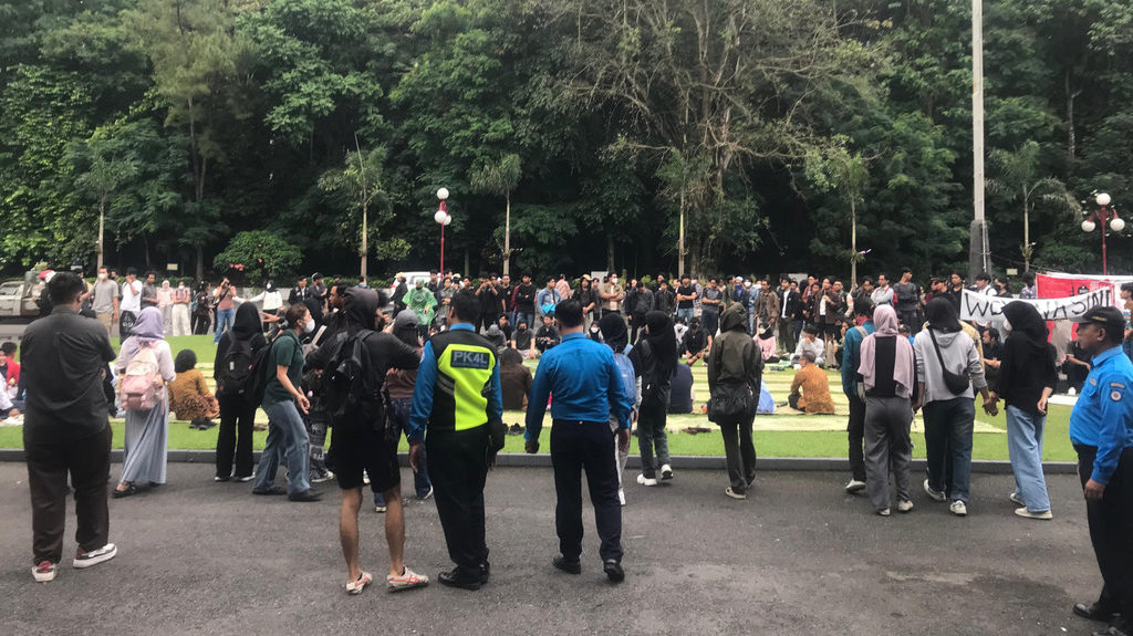 Rektor UGM, Ova Emilia bersama jajarannya berdialog menemui massa Aksi Okupasi di depan gedung rektorat UGM pada Rabu, 21 Mei 2025. (FOTO/Abdul Haris) Dialog Rektor UGM dengan Massa Aksi Okupasi