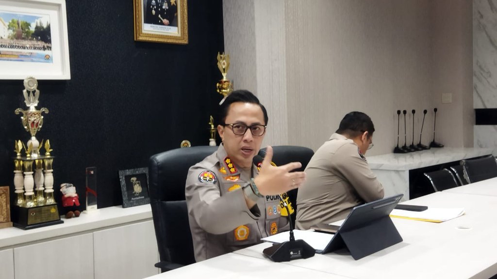 Kabid Humas Polda Metro Jaya, Kombes Ade Ary Syam Indradi, memberikan keterangan pers kepada para wartawan di Polda Metro Jaya, Kamis (22/5/2025). tirto.id/Naufal Majid Kombes Ade Ary Syam Indradi