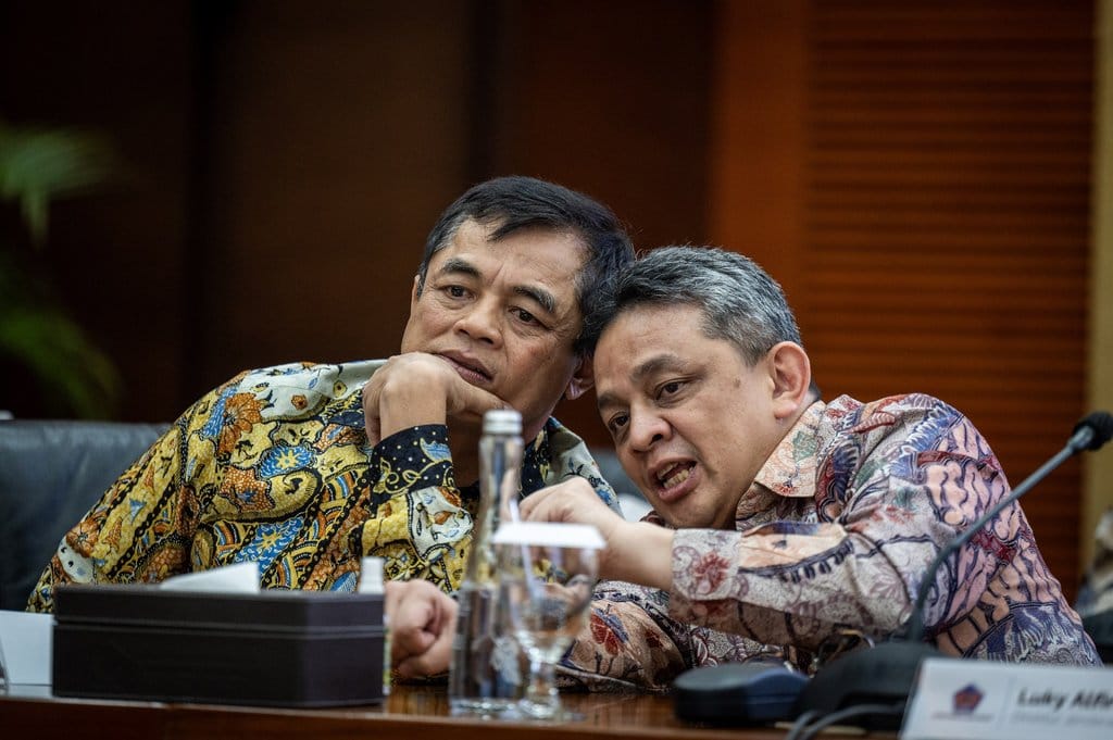 Direktur Jenderal Bea Cukai Djaka Budi Utama (kiri) berbincang dengan Direktur Jenderal Anggaran Luky Alfirman (kanan) saat konferensi pers APBN KiTa di Kantor Kementerian Keuangan, Jakarta, Jumat (23/5/2025). ANTARA FOTO/Bayu Pratama S/tom. Konferensi pers APBN KiTa