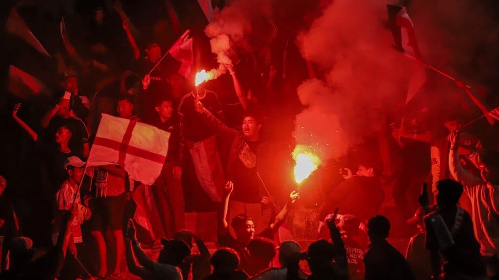Suporter menyalakan flare pada pertandingan Liga 1 antara Madura United melawan PSS Sleman di Stadion Gelora Bangkalan, Bangkalan, Jawa Timur, Sabtu (24/5/2025). PSS Sleman mengalahkan Madura United dengan skor 3-0. ANTARA FOTO/Rizal Hanafi/foc. PSS Sleman kalahkan Madura United