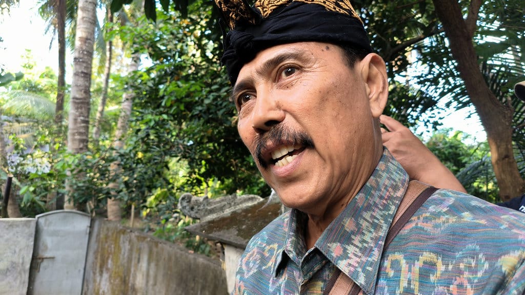 Perbekel Desa Bondalem, I Gede Arya Odantara ketika menjelaskan tentang sumur bor dan PLTS di Desa Bondalem, Kamis (22/05/2025). Tirto.id/Sandra Gisela Buleleng Mampu Atasi Kelangkaan Energi