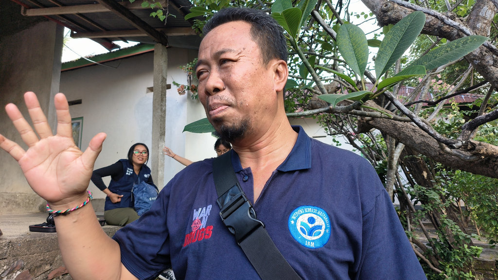 Direktur BUMDes Bondalem Sejahtera, Putu Partamayasa, sedang menjelaskan mengenai sumur bor dan PLTS di Desa Bondalem, Kamis (22/05/2025). tirto.id/Sandra Gisela Buleleng Mampu Atasi Kelangkaan Energi