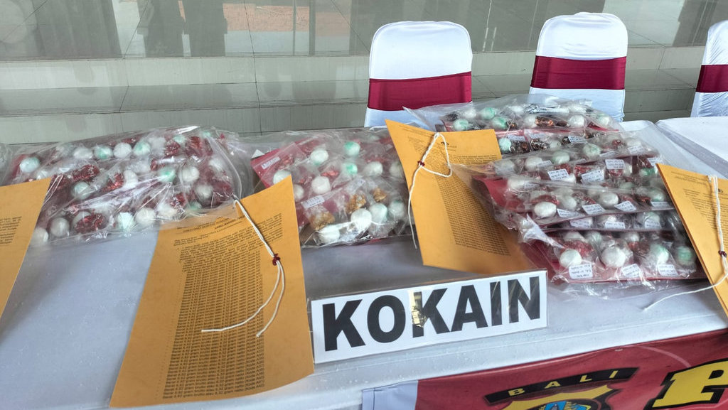 Konferensi pers mengenai pengungkapan kasus narkotika jaringan internasional di lobi Mapolda Bali, Senin (26/05/2025). (FOTO/Humas Polda Bali) Konpers Mapolda Bali