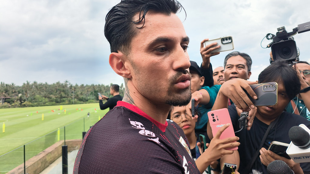 Pemain Timnas Indonesia, Stefano Lilipaly, ketika diwawancarai oleh wartawan di Bali United Training Center, Gianyar, Senin (26/05/2025). Tirto.id/Sandra Gisela Timnas Indonesia Jalani TC di Bali