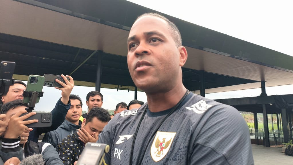 Pelatih Timnas Indonesia, Patrick Kluivert, ketika diwawancarai oleh wartawan di Bali United Training Center, Gianyar, Senin (26/05/2025). Tirto.id/Sandra Gisela Timnas Indonesia Jalani TC di Bali