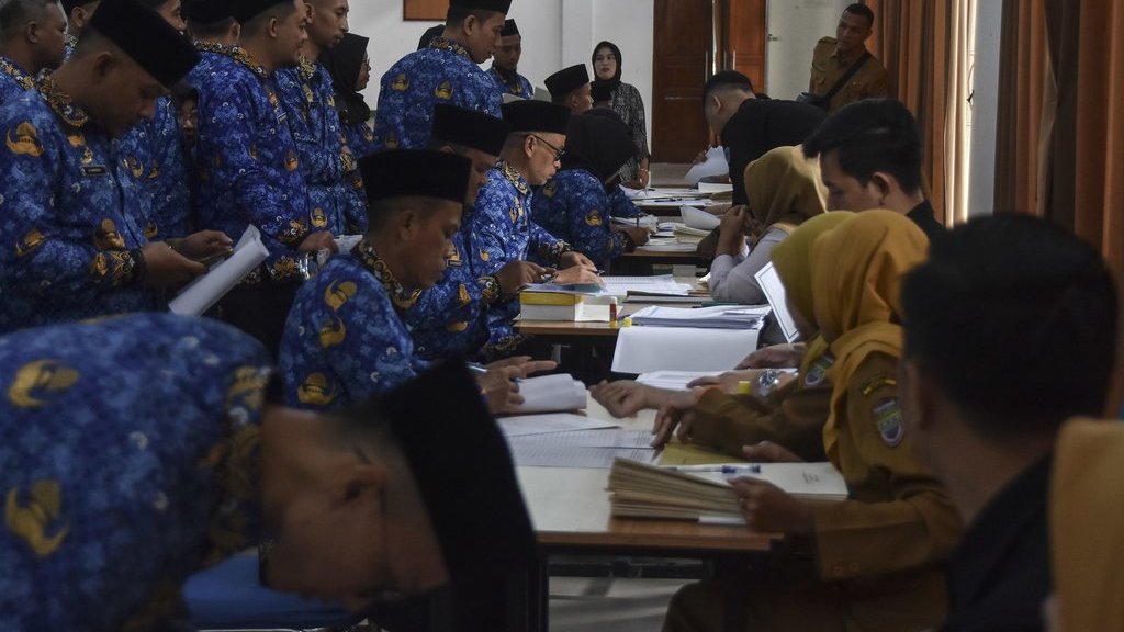 Sejumlah CPNS dan PPPK antre menandatangi SK saat pelantikan dan pengambilan sumpah janji jabatan PPPK dan CPNS dilingkungan Pemerintah Kabupaten Ciamis formasi tahun 2024 di Gedung Islamic Centre, Kabupaten Ciamis, Jawa Barat, Senin (26/5/2025). ANTARA FOTO/Adeng Bustomi/foc. Penyerahan SK CPNS dan PPPK di Ciamis