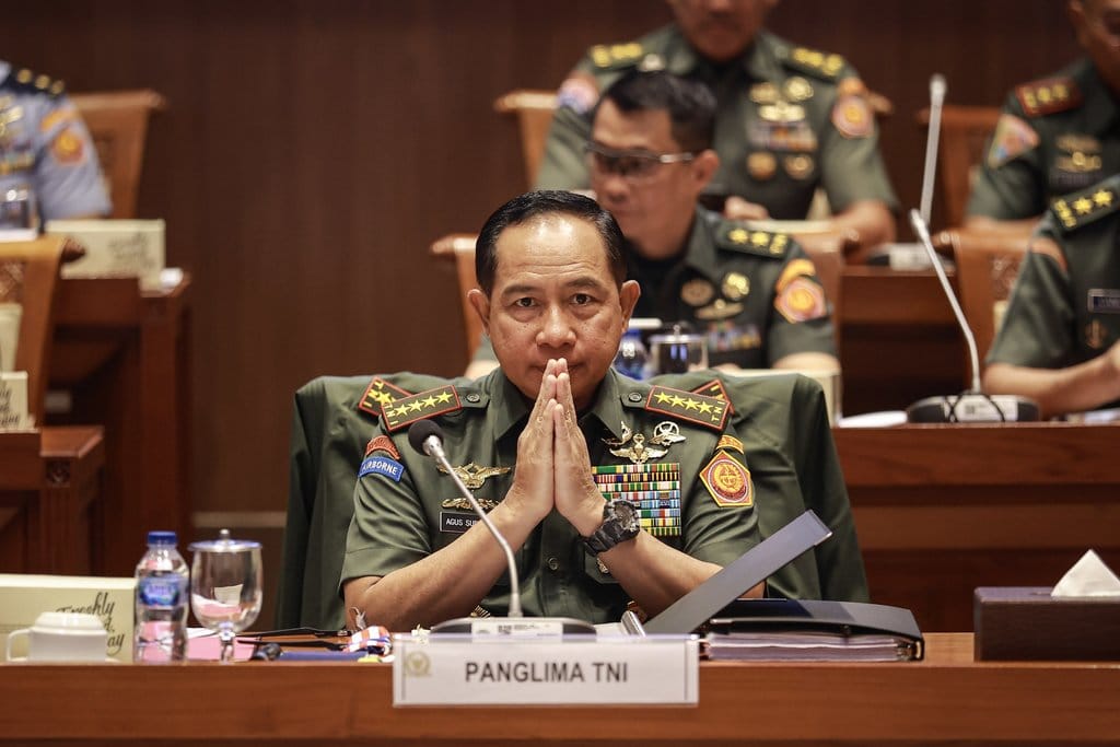 Panglima TNI Jenderal TNI Agus Subiyanto saat bersiap mengikuti rapat kerja dengan Komisi I DPR di Kompleks Parlemen, Senayan, Jakarta, Senin (26/5/2025). ANTARA FOTO/Dhemas Reviyanto/foc. Raker Komisi I DPR dengan Panglima TNI