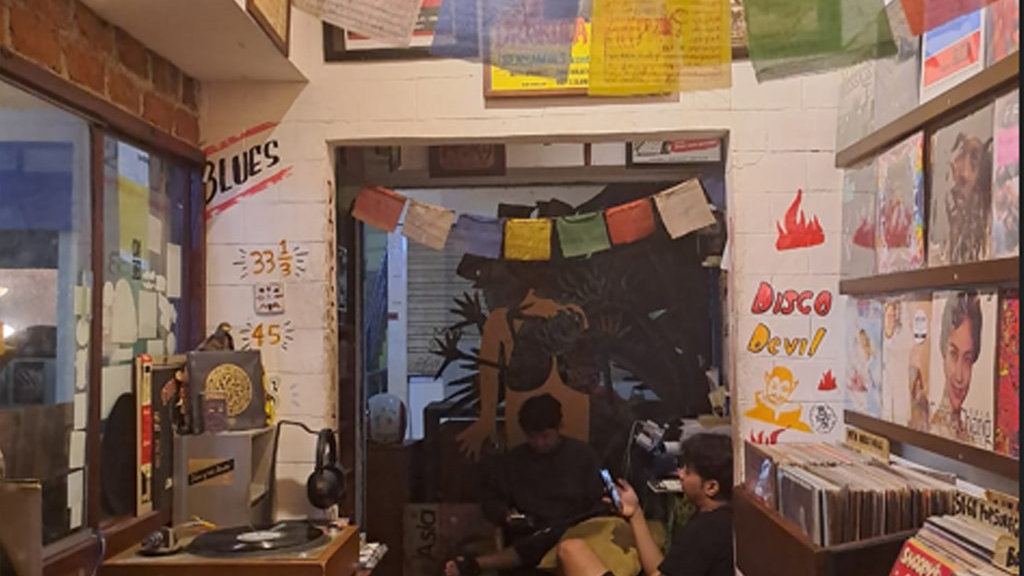 Suasana Laidback Blues Record Store Pasar Santa, Rabu (28/5/2025). tirto.id/Alfitra Akbar Laidback Blues Record Store