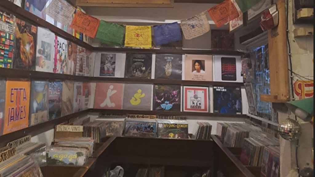 Suasana Laidback Blues Record Store Pasar Santa, Rabu (28/5/2025). tirto.id/Alfitra Akbar Laidback Blues Record Store