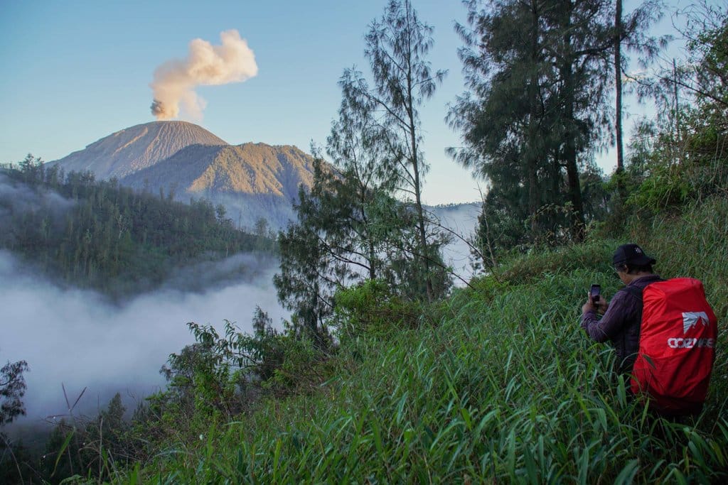 Pendaki mengabadikan erupsi Gunung Semeru saat melintasi jalur pendakian Gunung Semeru Kawasan Taman Nasional Bromo Tengger Semeru (TNBTS), Lumajang, Jawa Timur, Sabtu (31/5/2025). ANTARA FOTO/Irfan Sumanjaya/Spt. TNBTS wajibkan pendamping bagi pendakian Semeru