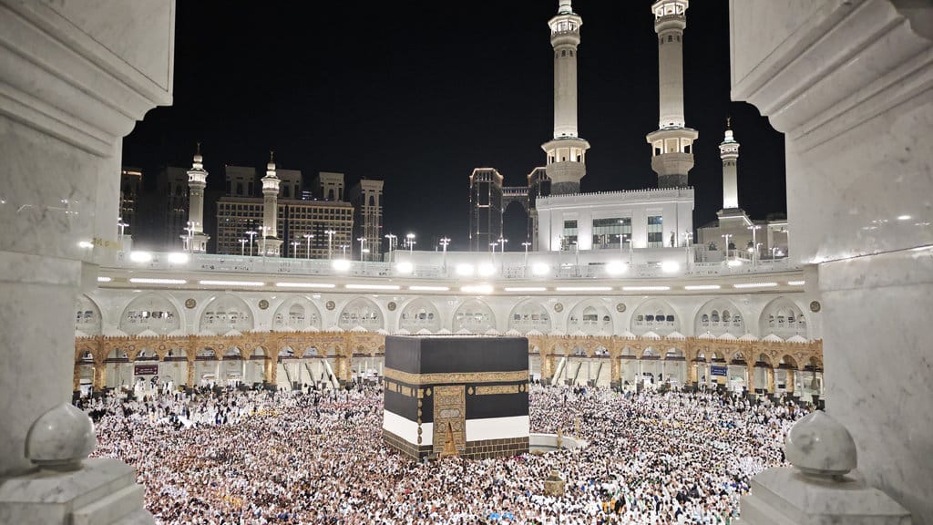 Jamaah calon haji dari berbagai negara melakukan Tawaf di Masjidil Haram, Makkah, Arab Saudi, Jumat (30/5/2025). ANTARA FOTO/Andika Wahyu/nym. Suasana Masjidil Haram jelang puncak musim haji
