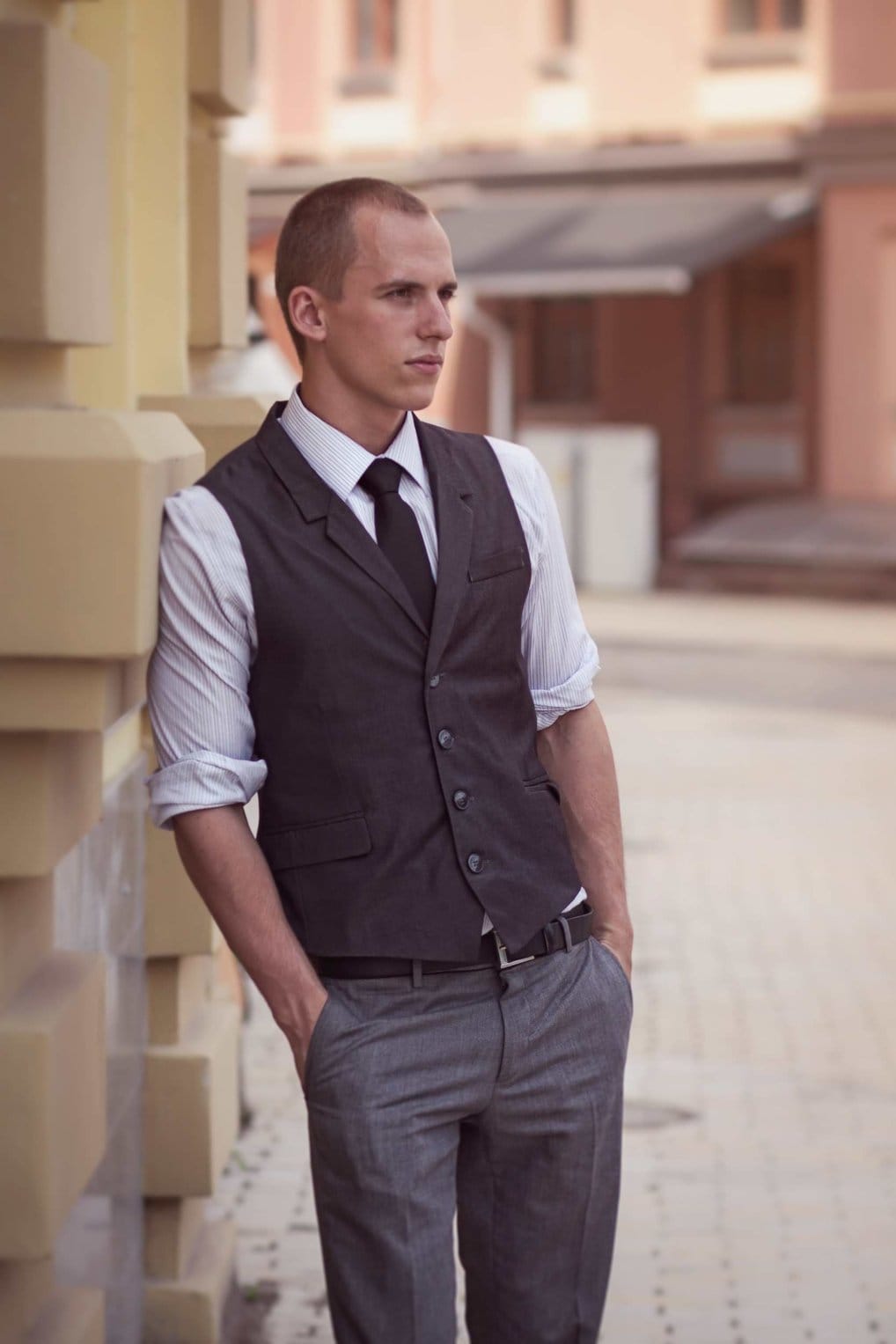 Outfit kondangan pria. foto/istockphoto Outfit kondangan pria