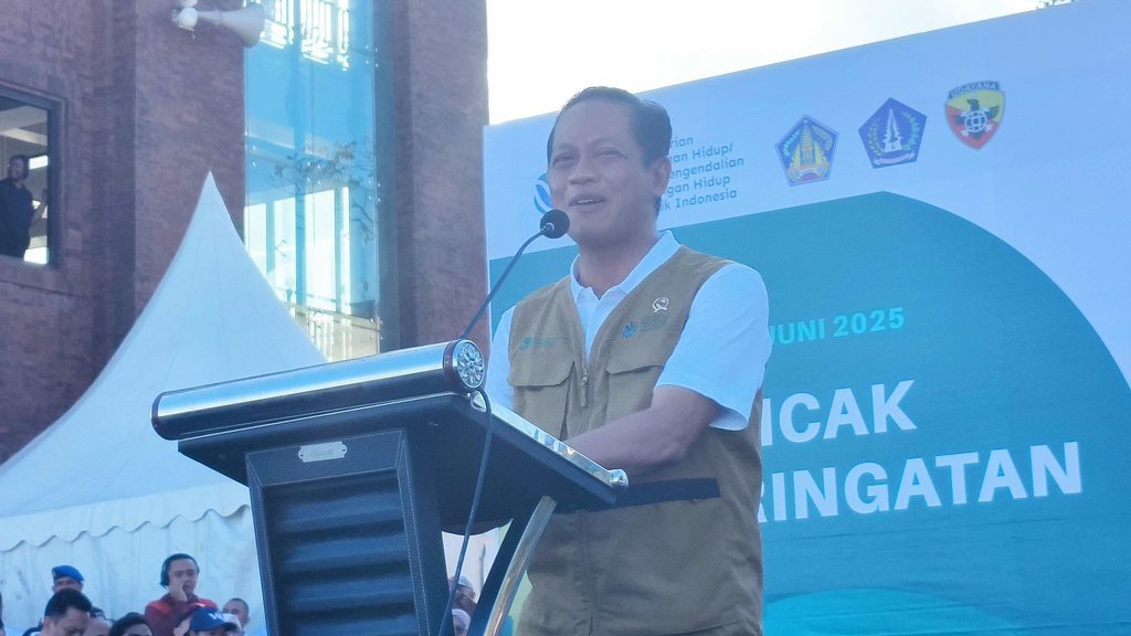 Menteri Lingkungan Hidup, Hanif Faisol Nurofiq, saat memberikan sambutan pada Hari Lingkungan Hidup di Kuta, Kamis (05/06/2025). tirto.id/Sandra Hanif Faisol Nurofiq
