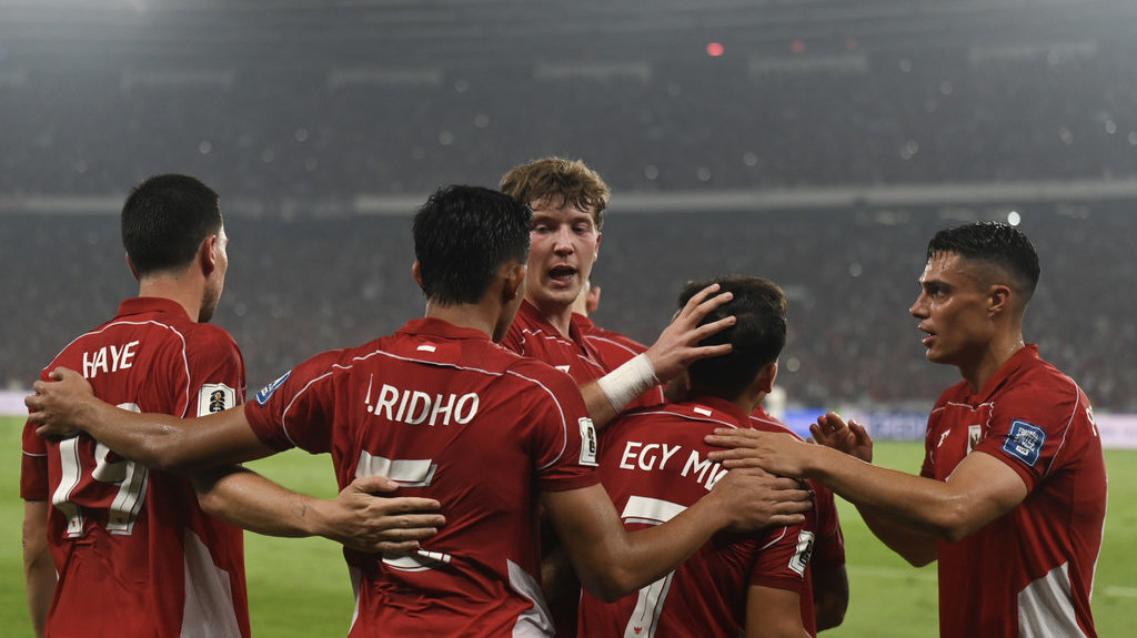 Pesepak bola Timnas Indonesia Ole Lennard Romenij (tengah) bersama rekan senegaranya Egy Maulana Fikri (kedua kanan), Joey Pelupessy (kanan), Thom Jan Haye (kiri), dan Rizky Ridho Ramadhani (kedua kiri) melakukan selebrasi usai mencetak gol ke gawang Timnas China pada pertandingan Kualifikasi Piala Dunia 2026 putaran ketiga Grup C di Stadion Utama Gelora Bung Karno, Jakarta, Kamis (5/6/2025). ANTARA FOTO/Bayu Pratama S/Lmo/tom. Timnas Indonesia melawan China