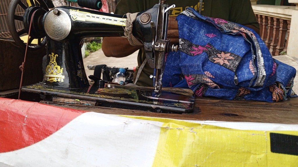 Penjahit keliling di Bekasi. tirto.id/Anggun Penjahit keliling Bekasi