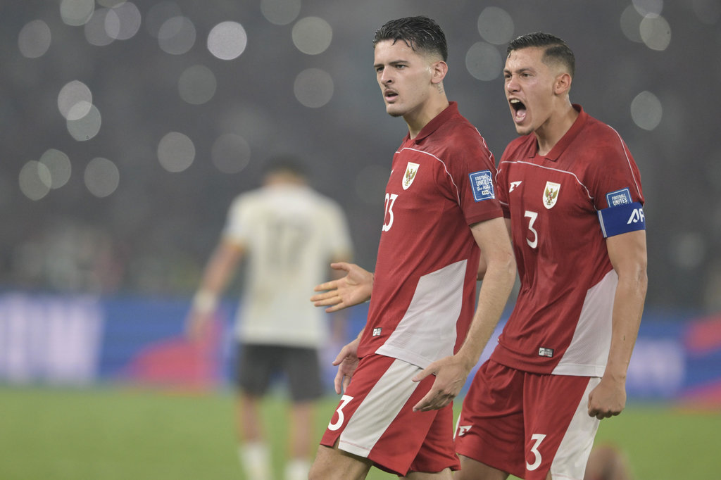 Para pemain Timnas Indonesia, Jays Noah Idzes (kanan) bersama Justin Hubner (kiri). ANTARA FOTO/Bayu Pratama S/Lmo/tom. Timnas Indonesia kalahkan China