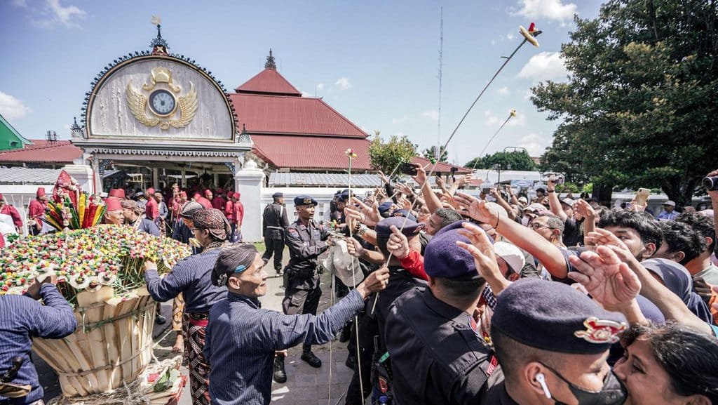 Penuh khidmat, para Abdi Dalem dipimpin Penghageng Kawedanan Hageng Kridhomardowo, Kanjeng Pangeran Haryo Notonegoro Keraton Yogyakarta membawa simbol kebesaran dan berkah dalam prosesi agung Garebeg Besar. (FOTO/Humas DIY) Garebeg Besar Keraton Yogyakarta