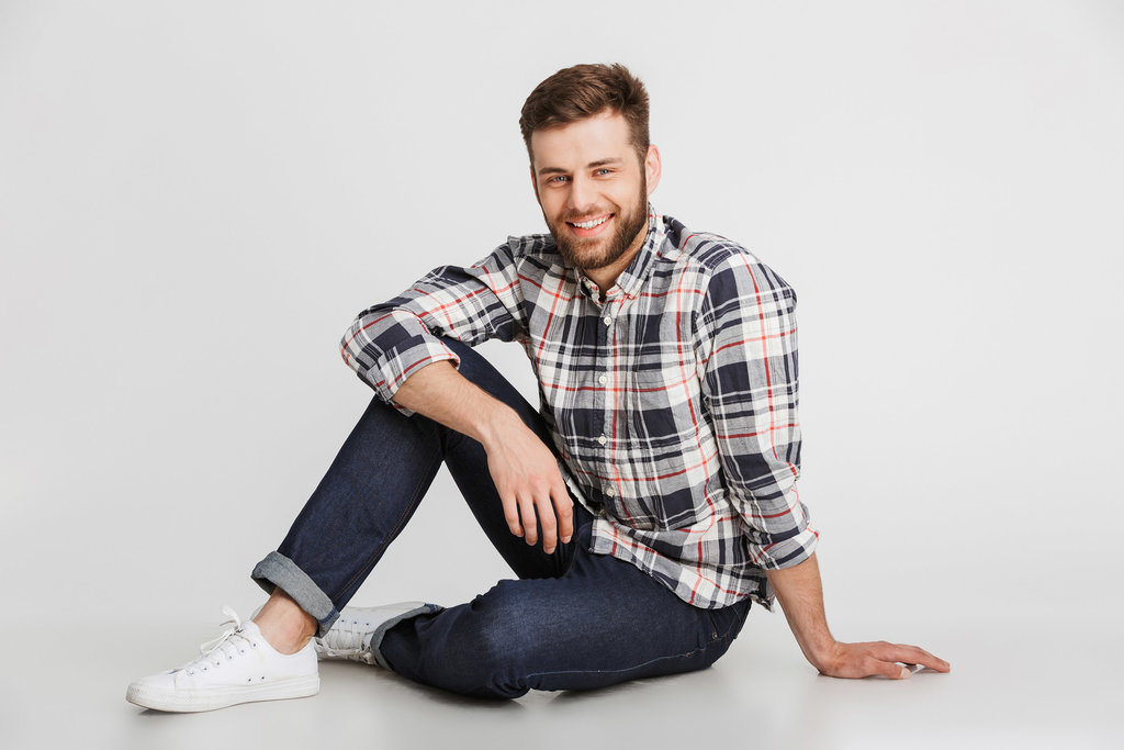 Kemeja Flanel Putih Abu celana Denim Slim Fit. foto/istockphoto Kemeja Flanel Putih Abu celana Denim Slim Fit