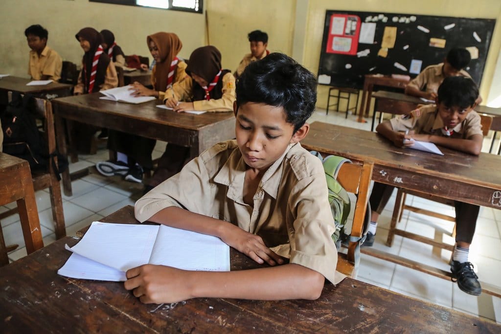 Sejumlah siswa mengikuti kegiatan belajar mengajar di program sekolah swasta gratis di SMP Purnama 2 Gayamsari, Semarang, Jawa Tengah, Kamis (12/6/2025). ANTARA FOTO/Makna Zaezar/bar Program sekolah swasta gratis di Kota Semarang