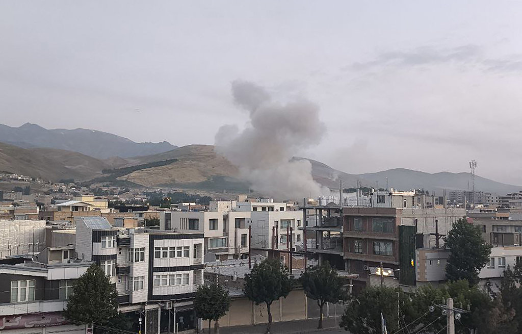 Foto selebaran yang dirilis oleh saluran Telegram resmi Korps Garda Revolusi (IRGC) Iran, Sepah News, pada 13 Juni 2025 dilaporkan menunjukkan asap mengepul dari lokasi yang menjadi sasaran serangan Israel di ibu kota Iran, Teheran, pada dini hari. Perdana Menteri Israel Benjamin Netanyahu mengatakan dalam sebuah pernyataan video pada dini hari tanggal 13 Juni bahwa Israel melakukan serangan terhadap Iran dan operasi militer terhadap republik Islam itu akan 'berlanjut selama beberapa hari yang diperlukan'. (Foto oleh SEPAH NEWS / AFP) Serangan Isarel ke Iran