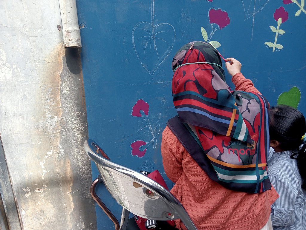 Kawan-kawan Difabel dari Merajut Asa mewarnai mural di Gang Masjid Binong Jati, Kota Bandung. Sabtu (12/6/2025). Tirto.id/Firman Kampung Rajut Binong Jati