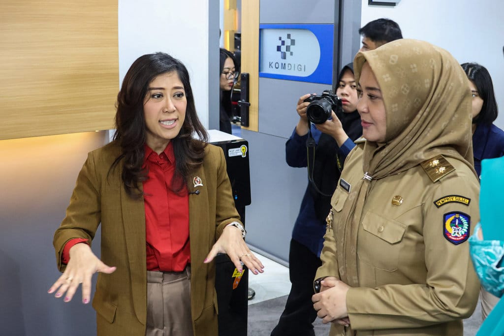 Menteri Komunikasi dan Digital Meutya Hafid (kiri) berbincang dengan Wakil Gubernur Sulawesi Selatan Fatmawati Rusdi (kanan) saat menghadiri kegiatan literasi digital untuk perempuan, anak dan komunitas di Makassar, Sulawesi Selatan, Senin (16/6/2025). ANTARA FOTO/Arnas Padda/nz Literasi digital untuk perempuan, anak dan komunitas di Makassar