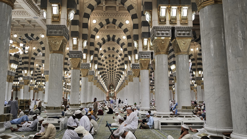 Umat Islam bertadarus usai menunaikan Shalat Subuh di Masjid Nabawi, Madinah, Arab Saudi, Selasa (17/6/2025). Masjid Nabawi menjadi salah satu tujuan umat muslim untuk beribadah dan ziarah setelah melaksanakan rangkaian puncak ibadah haji di Makkah. ANTARA FOTO/Andika Wahyu/foc. Masjid Nabawi di Madinah