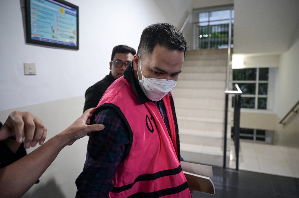 Mantan Jaksa Kejaksaan Negeri Jakarta Barat Azam Akhmad Akhsya berjalan usai menjalani sidang tuntutan di Pengadilan Tipikor, Jakarta, Selasa (17/6/2025). Jaksa Penuntut Umum menuntut Mantan Jaksa Kejaksaan Negeri Jakarta Barat Azam Akhmad Akhsya, penasihat hukum korban investasi, Oktavianus Setiawan dan Bonifasius Gunung dengan masing-masing pidana penjara selama 4 tahun serta denda Rp250 juta subsider pidana kurungan selama 3 bulan penjara atas kasus penilapan uang barang bukti perkara investasi bodong robot perdagangan atau robot trading Fahrenheit senilai Rp11,7 miliar pada tahun 2023. ANTARA FOTO/Fauzan/foc. Sidang tuntutan kasus tilap uang barang bukti investasi bodong