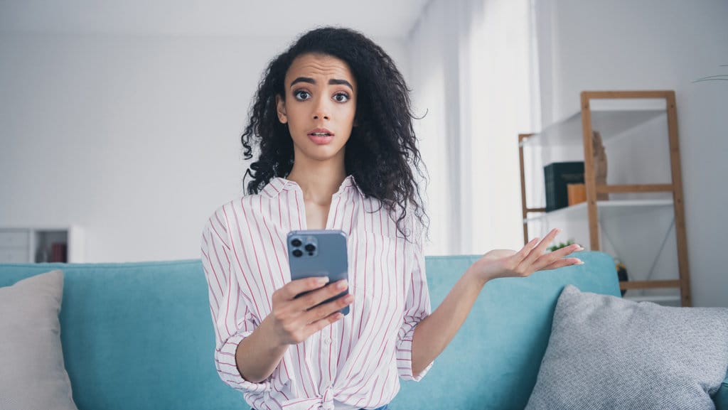 Ilustrasi perempuan ada masalah dengan ponsel. FOTO/iStockphoto Perempuan Ada Masalah Dengan Ponsel