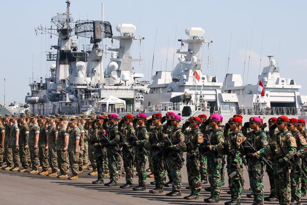 Prajurit TNI AL dan personel Angkatan Laut Amerika Serikat (United States Navy) mengikuti pembukaan Latihan Bersama (Latma) Cooperation Afloat Readiness and Training (CARAT) 2025 di Koarmada II, Surabaya, Jawa Timur, Senin (23/6/2025). ANTARA FOTO/Didik Suhartono/tom. Pembukaan Latma CARAT 2025