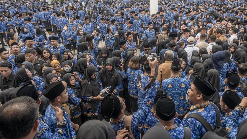 Sejumlah Pegawai Pemerintah dengan Perjanjian Kerja (PPPK) berkumpul untuk menerima Surat Keputusan (SK) pengangkatannya di Lapangan Pogombo, Palu, Sulawesi Tengah, Senin (23/6/2025). ANTARA FOTO/Basri Marzuki/YU Penyerahan SK PPPK Pemprov Sulteng