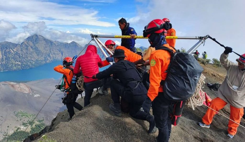 Upaya penyelamatan pendaki perempuan asal Brasil berinisial JDSP yang dilaporkan jatuh saat mendaki Gunung Rinjani, Jumat (20/6/2025). ANTARA/HO-Kemenhut/am. penyelamatan pendaki Brazil jatuh di Gunung Rinjani