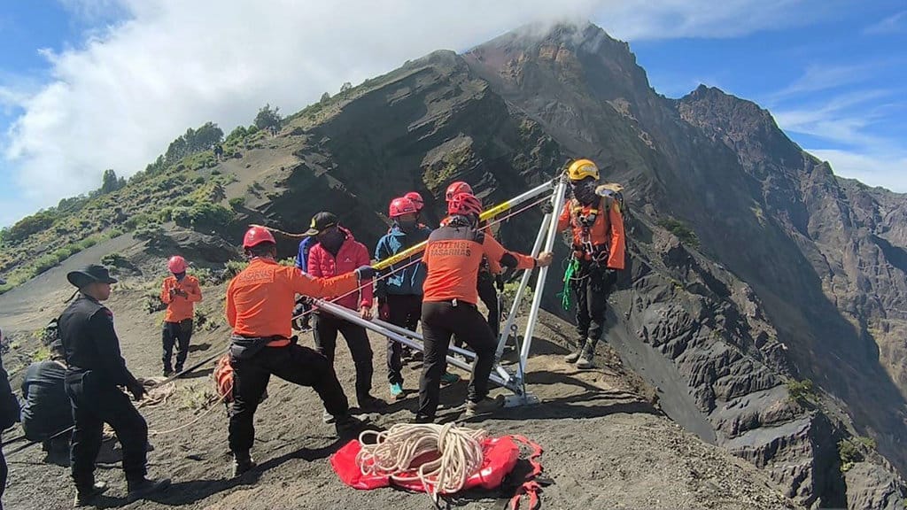 Tim SAR gabungan saat melakukan evakuasi terhadap seorang pendaki yang jatuh di kawasan Gunung Rinjani Lombok, Nusa Tenggara Barat, Selasa (24/6/2025). ANTARA/HO-Humas SAR Mataram/aa. Proses Evakuasi WNA Brasil terjatuh di Gunung Rinjani