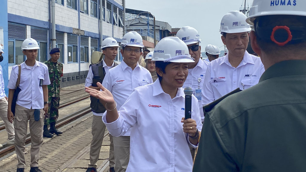 Direktur Produksi PT PAL Diana Rosa di dock Semarang PT Pal Indonesia, Surabaya (25/6/2025). tirto.id/Rahma Dwi Safitri. PT Pal Indonesia Bangun Kapal Induk Helikopter