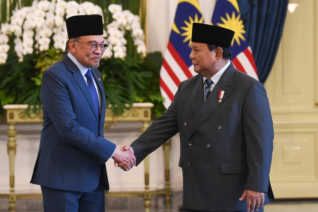 Presiden Prabowo Subianto (kanan) berjabat tangan dengan Perdana Menteri Malaysia Anwar Ibrahim (kiri) sebelum pertemuan bilateral di Istana Merdeka, Jakarta, Jumat (27/6/2025).ANTARA FOTO/Galih Pradipta/app/nym. Presiden Prabowo terima kunjungan PM Malaysia